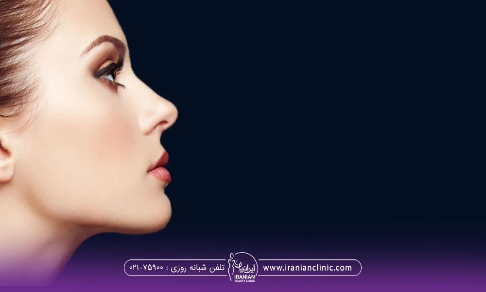 عکس نیم رخ از صورت دختر جوان با زمینه تیره