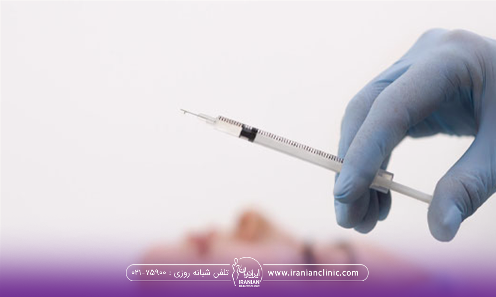 دستی که در آن یک سرنگ قرار دارد و صورت یک دختر هم در پس زمینه به شکل تار مشخص است