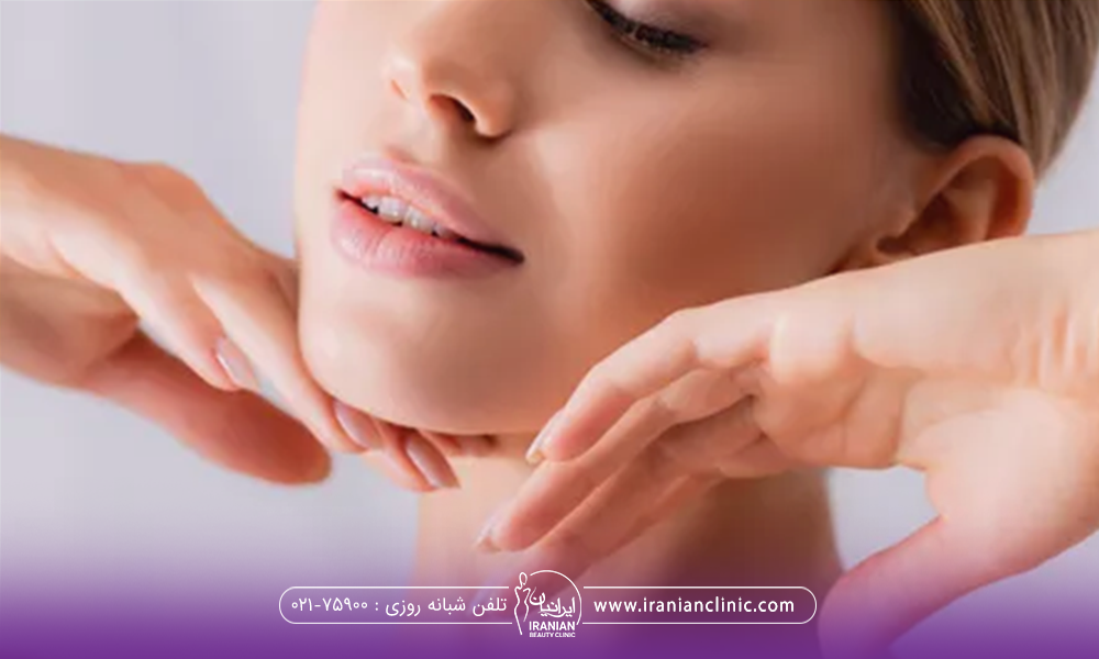 فردی که هر دو دست خود زیر چانه اش است